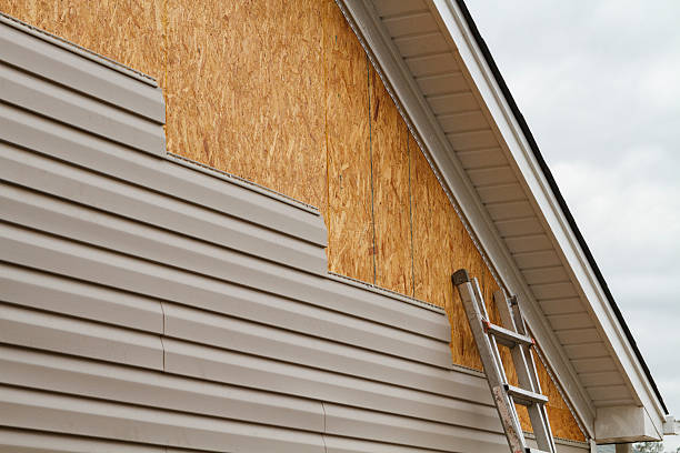 Professional Siding Replacement technician working in Lake Forest, IL